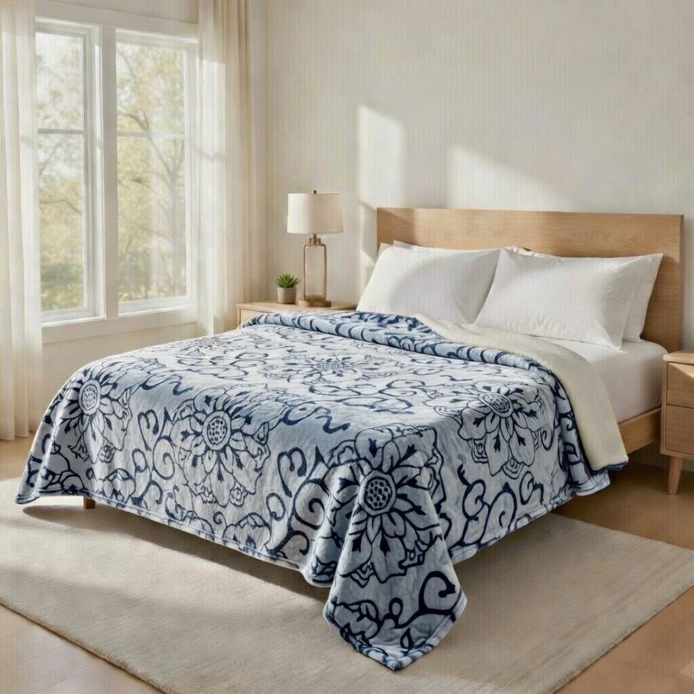 Cozy Queen Size Blanket - Plush & Warm with Vibrant Colors, Big Flower Blue